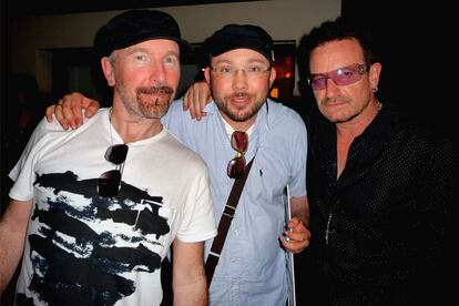 Posando entre Bono y The Edge, de U2 (2010).