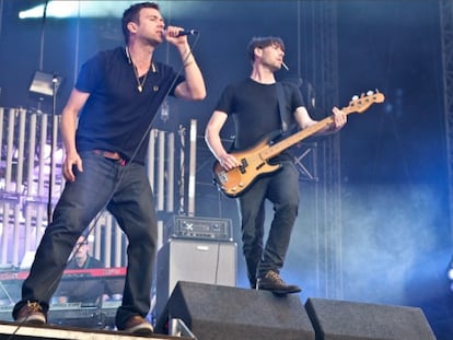 El cantante de Blur, Damon Albarn, junto al bajista Alex James, en una de las &uacute;ltimas actuaciones de la banda brit&aacute;nica.