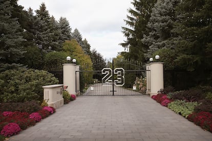 La puerta de entrada de la mansión de Michael Jordan