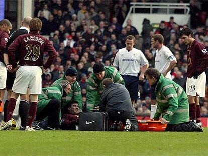 Reyes, delantero del Arsenal, es atendido sobre el césped tras una entrada de un jugador del Bolton el sábado en Highbury.