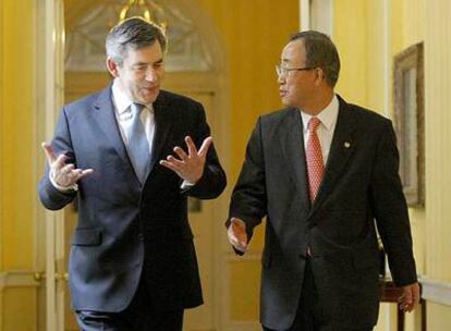 Gordon Brown (izquierda) conversa con el secretario general de la ONU, Ban Ki-moon, ayer en Londres.