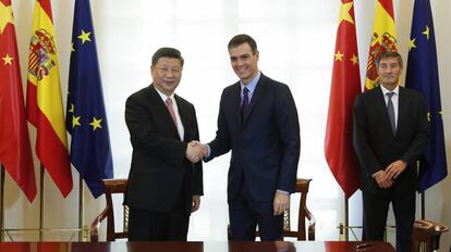El presidente del Gobierno de España, Pedro Sánchez, y el presidente de China, Xi Jinping, en el palacio de la Moncloa.