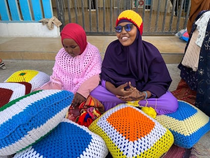 La niña somalí Ruwayda Najib Hassan, que ha creado una escuela en su casa para enseñar punto, ganchillo y costura