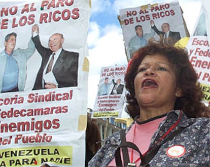 Una seguidora del presidente Chávez se manifiesta en Caracas contra la huelga organizada por la patronal.