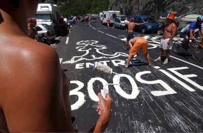 Los aficionados al ciclismo copan las 21 curvas de la ascensión al Alpe d'Huez. Esta fotografía es de 2003.