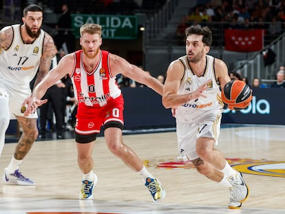 Facundo Campazzo, con el balón, durante el partido entre el Real Madrid y el Olympiacos.