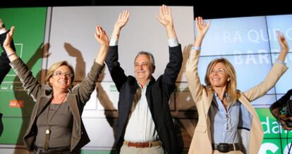 El presidente José Antonio Griñán en la apertura de la campaña junto a Petronila Guerrero (izquierda), candidata del PSOE en Huelva, y María José Rico, delegada provincial de Salud.