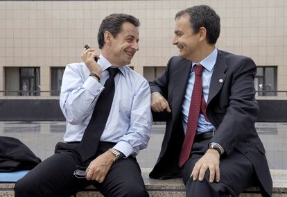 El jefe del Gobierno español, José Luis Rodríguez Zapatero, conversa con el presidente francés, Nicolas Sarkzoy, durante la reunión que mantuvieron en una de las terrazas del edificio del Consejo Europeo el 22 de junio de 2007 en Bruselas.