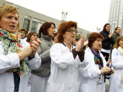 Médicos y sanitarios del hospital de La Paz, durante las protestas contra el plan privatizador de la Sanidad.