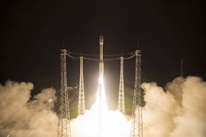 Lanzamiento de un sat&eacute;lite en un cohete Vega de Arianespace desde Kourou (Guayana francesa).