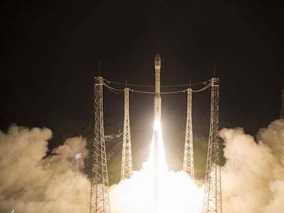 Lanzamiento de un sat&eacute;lite en un cohete Vega de Arianespace desde Kourou (Guayana francesa).