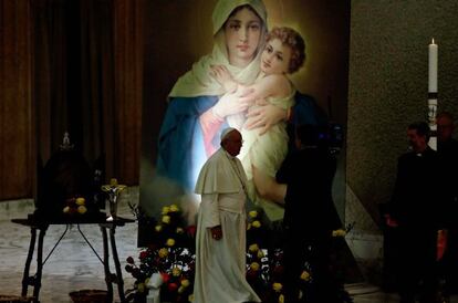 El Papa caminha em frente a uma imagem da virgem no Vaticano.