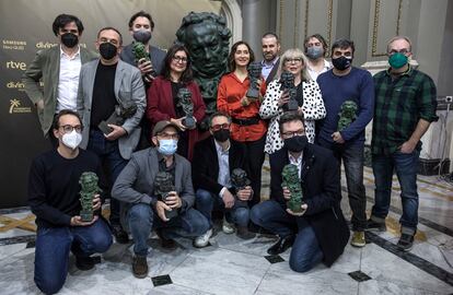 Foto de familia de los premiados valencianos con un Goya posan en el Salón de Cristal del Ayuntamiento de Valencia.