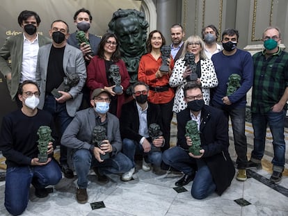 Foto de familia de los premiados valencianos con un Goya posan en el Salón de Cristal del Ayuntamiento de Valencia.