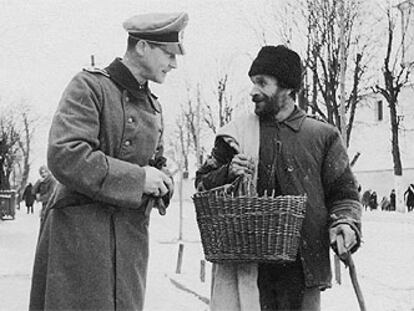 Hosenfeld, en el invierno de 1939, con un judío polaco, en Wegrow.