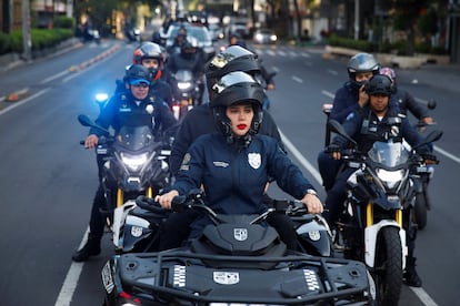 Sandra Cuevas en una vehículo todo terreno, escoltada por policías, el 5 de septiembre de 2023 en Ciudad de México.