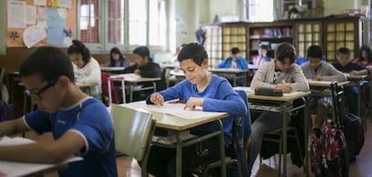 Alumnos del colegio Ram&oacute;n Llull de Barcelona durante la prueba de primaria, el pasado martes.