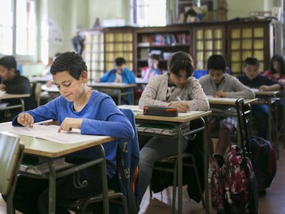 Alumnos del colegio Ram&oacute;n Llull de Barcelona durante la prueba de primaria, el pasado martes.