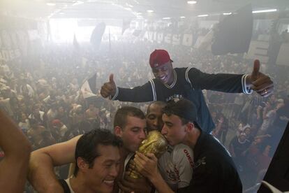 Hinchas de Corinthians celebran la victoria de su equipo ante Chelsea