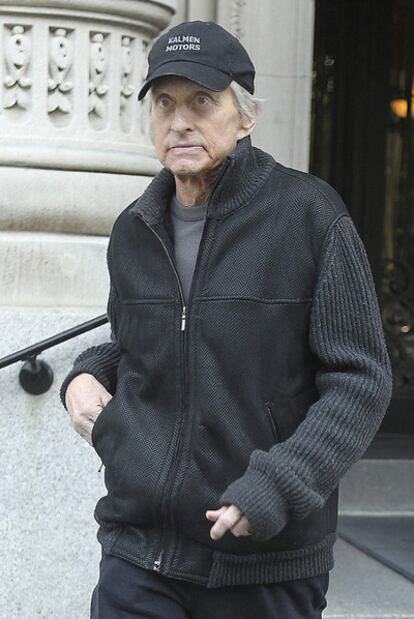 Michael Douglas saliendo de su casa en Nueva York.