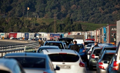 Retenciones en la autopista AP-7 por el corte provocado el viernes por grupos independentistas en Girona, en protesta por el Consejo de Ministros celebrado en Barcelona.