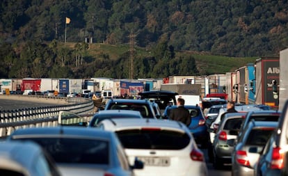 Retenciones en la autopista AP-7 por el corte provocado el viernes por grupos independentistas en Girona, en protesta por el Consejo de Ministros celebrado en Barcelona. 