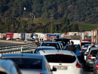 Retenciones en la autopista AP-7 por el corte provocado el viernes por grupos independentistas en Girona, en protesta por el Consejo de Ministros celebrado en Barcelona. 