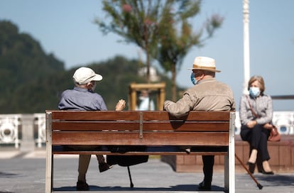 Dos personas conversan en el paseo de la Concha de San Sebastián el 20 de mayo de 2020.