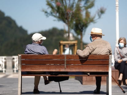 Dos ancianos conversan en el paseo de la Concha de San Sebastián.