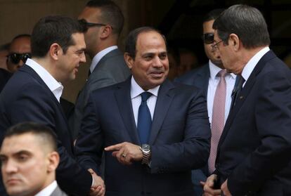 Abdelafatá al Sisi (centro) con el presidente chipriota, Anastasiades, y el premier griego, Tsipras, ayer