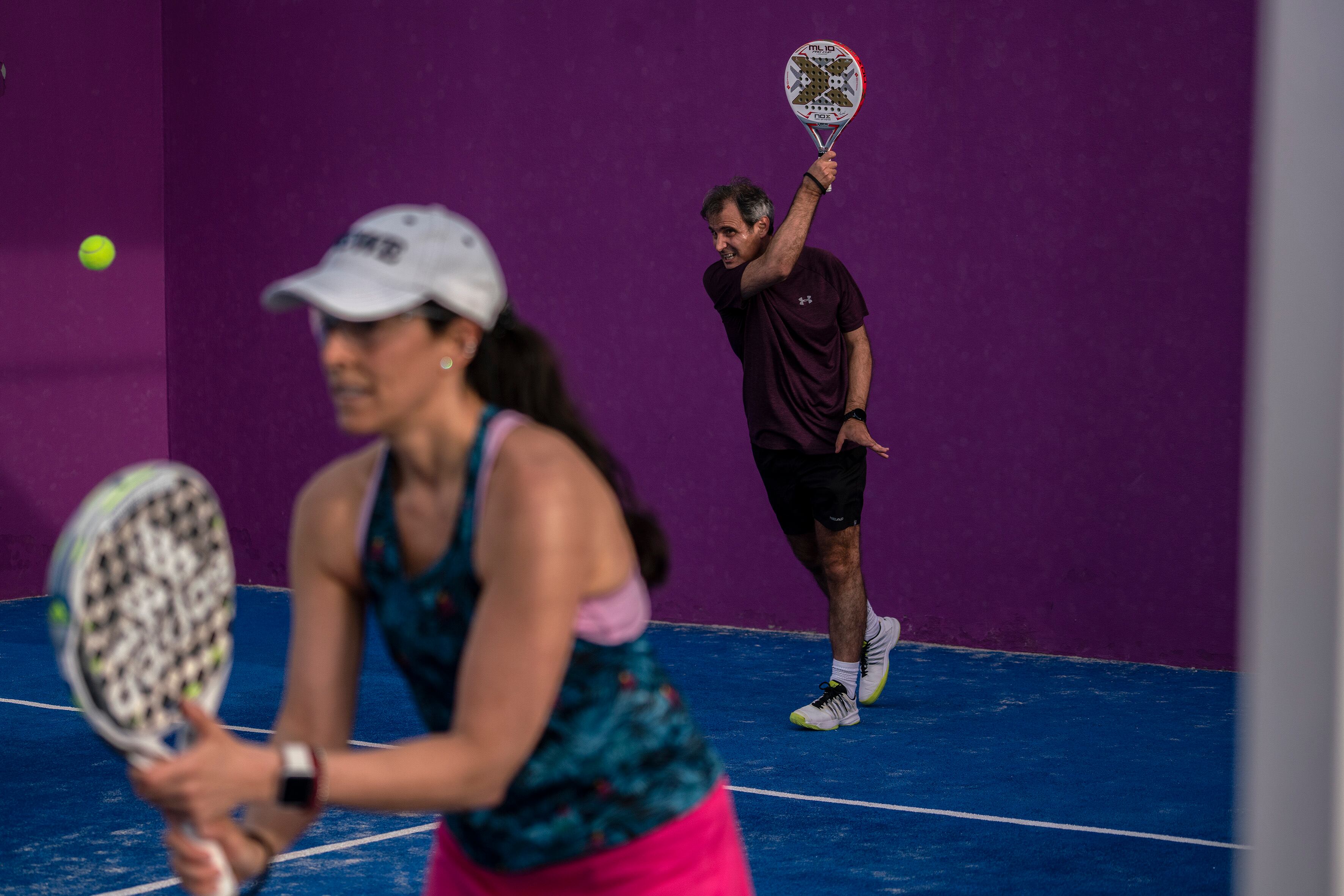 Una pareja juega en las pistas de pádel de la Ciudad de la Raqueta de Madrid. 