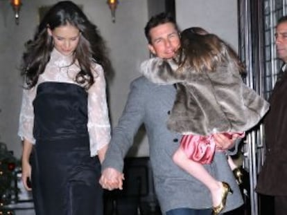 Tom Cruise y Katie Holmes, con su hija Suri, el pasado cumpleaños de la actriz, en diciembre de 2011.