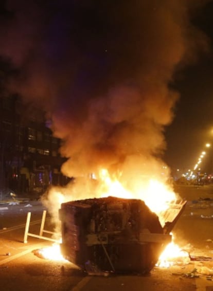 Un contenedor arde en el centro de Burgos.