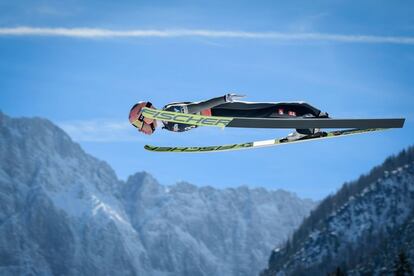 El austriaco Stefan Kraft compite durante la ronda clasificatoria de la Copa del mundo de saltos de esquí FIS en Planica (Eslovenia). 