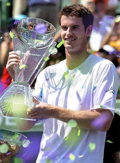 Andy Murray posa con el trofeo del Masters Series de Miami tras derrotar a Djokovic.