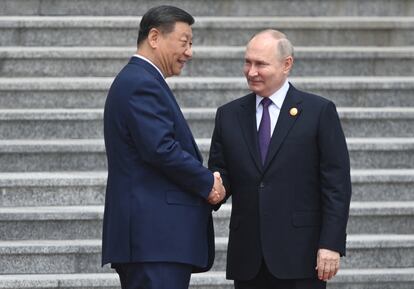 El presidente Chino, Xi Jinping, saluda a su homólogo ruso, Vladímir Putin, este jueves en Pekín.