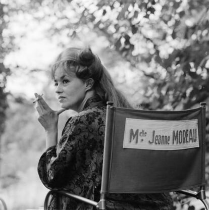 Jeanne Moreau descansa durante el rodaje de 'Una historia inmortal', de Orson Welles.