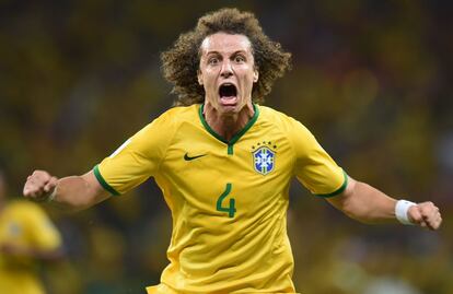 El defensa de Brasil David Luiz celebra su gol, el segundo de su equipo