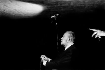 Reproducción de una imagen del fotógrafo argentino Daniel Mordzinski que muestra a su compatriota Jorge Luis Borges.