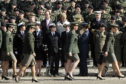 María Teresa Fernández de la Vega y José Bono (en el centro), en la base militar de El Goloso (Madrid).