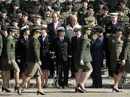 María Teresa Fernández de la Vega y José Bono (en el centro), en la base militar de El Goloso (Madrid).