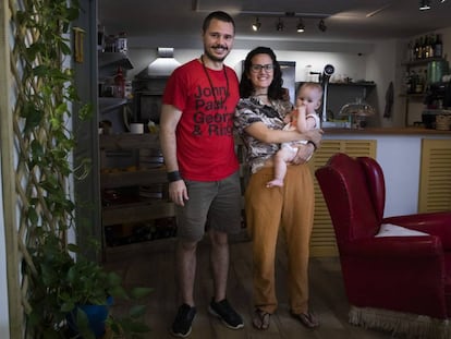 En Pablo, la Paula i la seva filla Júlia, al carrer de Blanquerna a Palma.