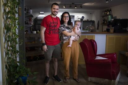 En Pablo, la Paula i la seva filla Júlia, al carrer de Blanquerna a Palma.