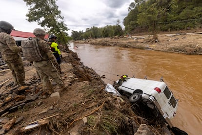 Un equipo de búsqueda y rescate en Atlantic Beach examina una camioneta arrastrada al río en Swannanoa, por las inundaciones de 'Helene'. 