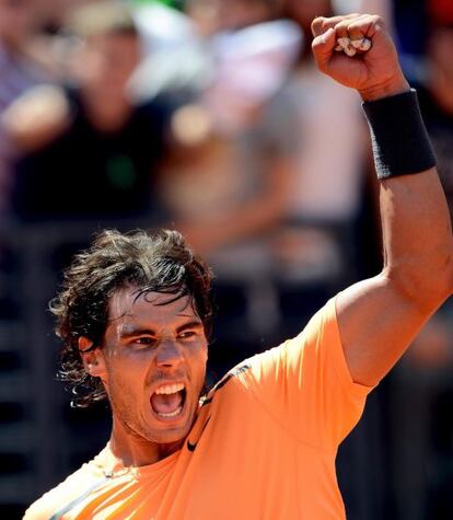 El tenista español Rafa Nadal celebra su victoria en el Masters 1000 de Roma tras la final que disputó contra el serbio Novak Djokovic en el Foro Itálico de Roma.