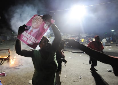 Seguidores del candidato presidencia Michel Martelly protesta en una barriada de Puerto Príncipe, tras darse a conocer los resultados de la primera vuelta, que lo dejan fuera de la carrera presidencial.