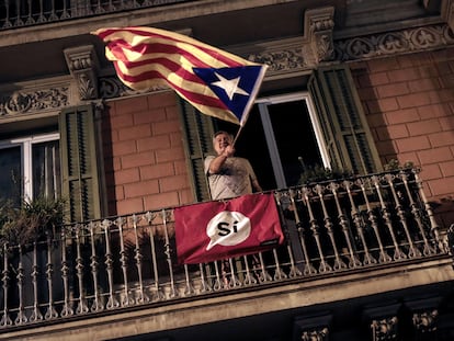 Un hombre porta una estelada en su balcón durante el referéndum ilegal de Cataluña, el 1 de octubre de 2017.