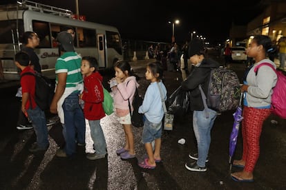Migrantes hacen una fila para subir a uno de los buses con destino a la fontera de Honduras con Guatemala. El Consejo Noruego para los Refugiados advierte de que las políticas de EE UU agudizará el éxodo y con ello, la crisis y la desesperación de los migrantes.