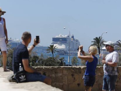 Turistas toman fotos en el puerto de Palma de Mallorca.