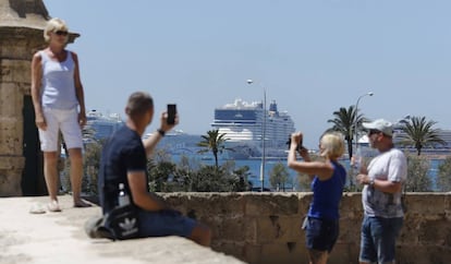 Turistas toman fotos en el puerto de Palma de Mallorca.